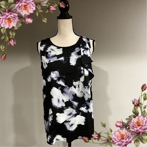 Sleeveless floral blouse‎